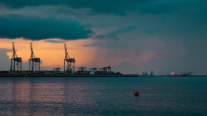 Kräne im Hafen bei Sonne, Wolken und Regen
