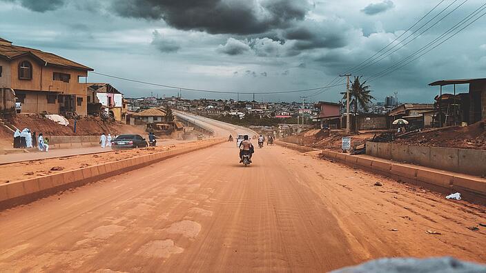 Motorrad auf Piste in Afrika