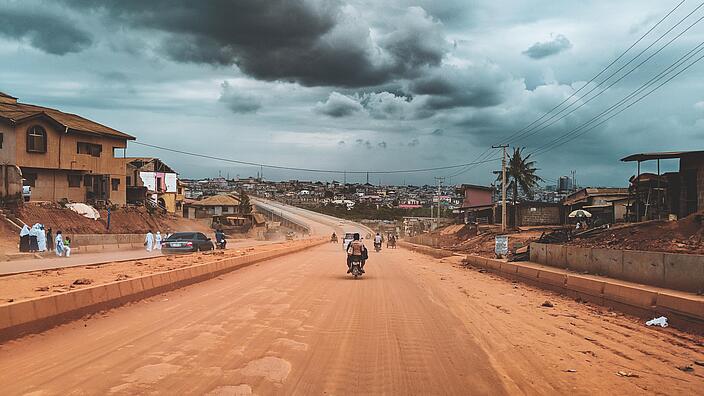 Motorrad auf Piste in Afrika